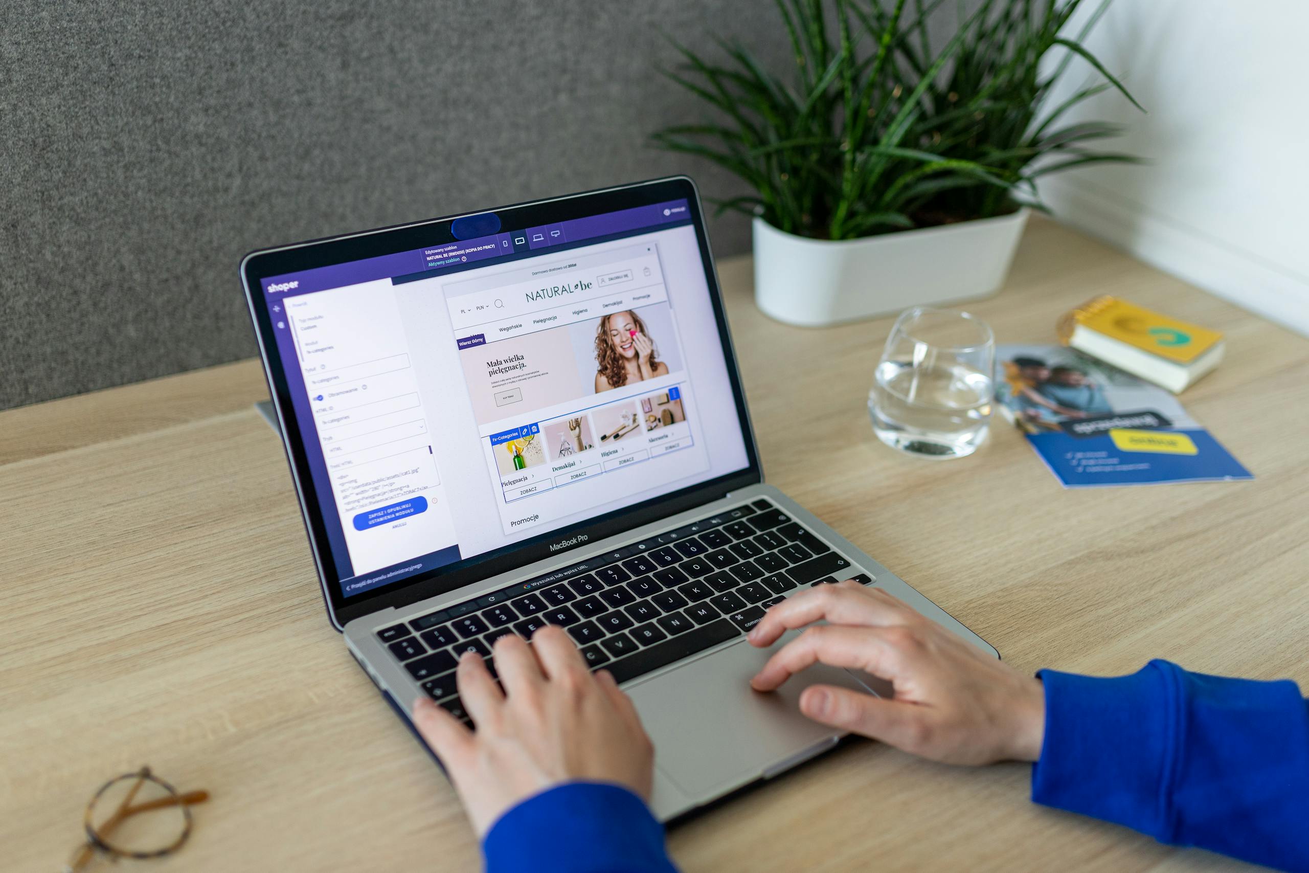 Een online winkel bewerken op een laptop